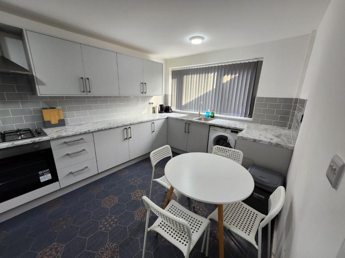 4 Bedroom 2 Bathroom Shared House - Near Bhx And Nec Birmingham Exterior foto