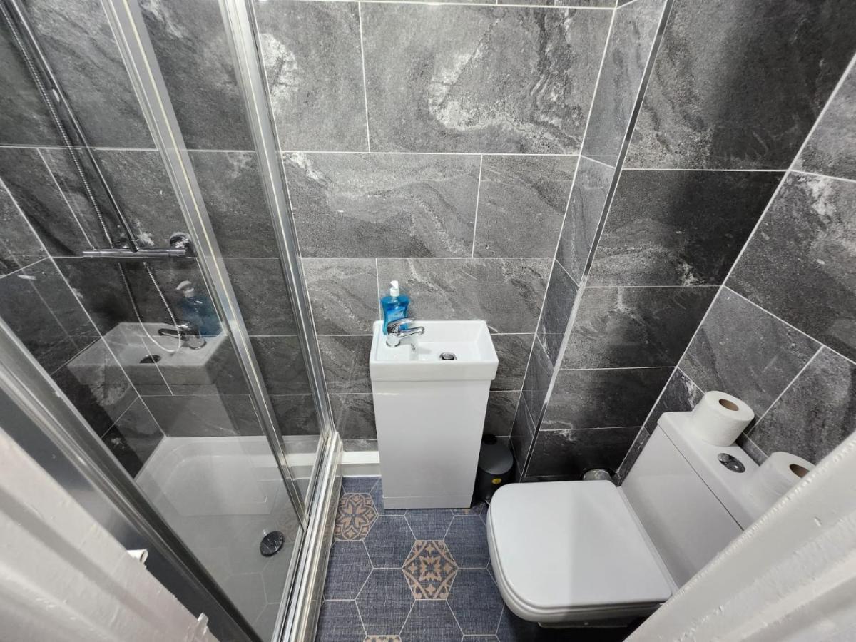 4 Bedroom 2 Bathroom Shared House - Near Bhx And Nec Birmingham Exterior foto
